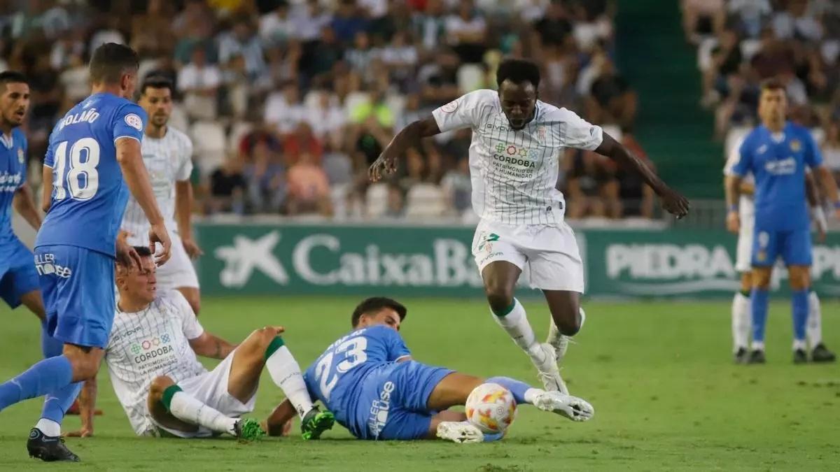Diarra lucha por el balón en su etapa en el Córdoba CF.