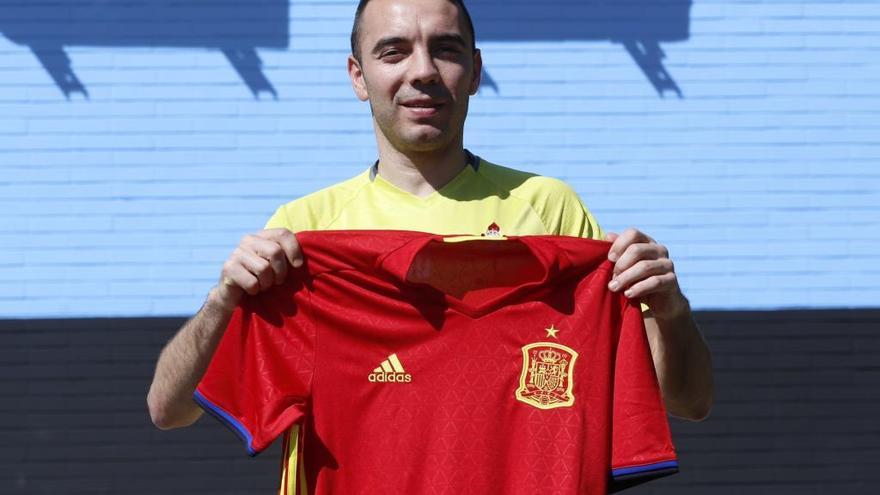 Aspas posa con la camiseta de la Roja // RICARDO GROBAS