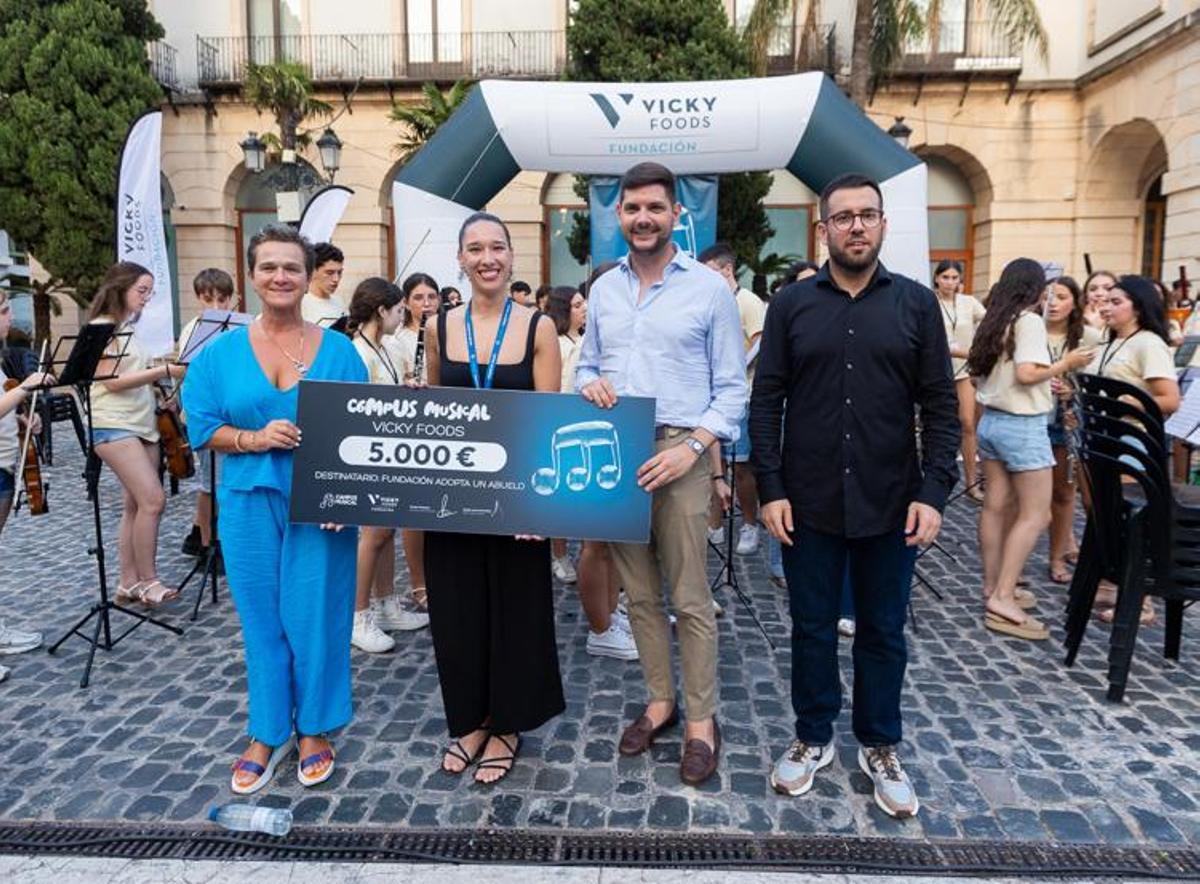 Autoridades y responsables del Campus exhiben el talón solidario