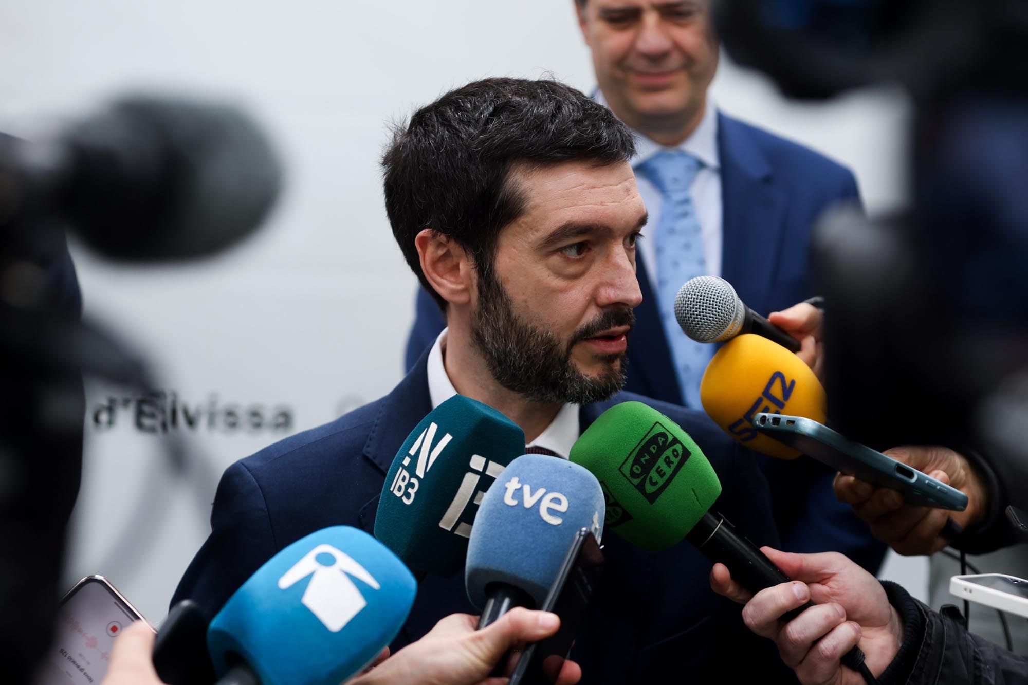 El ministro Pablo Bustinduy viaja a Ibiza para conocer el problema de las viviendas turísticas ilegales