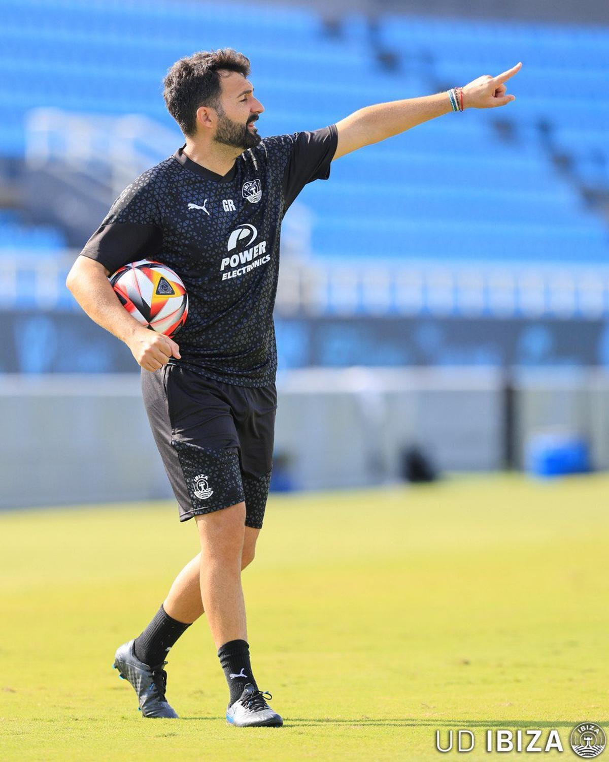 Guillermo Fernández Romo, técnico de la UD Ibiza, en uno de los entrenamientos con su equipo.