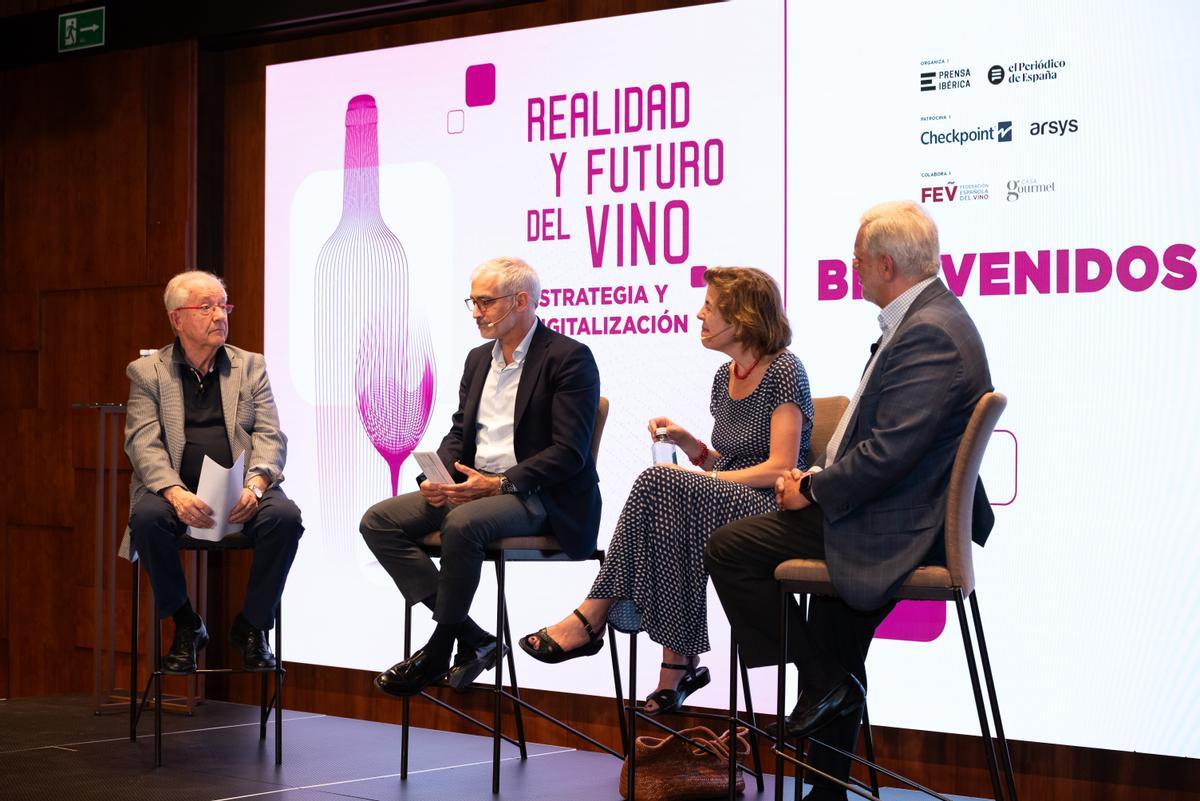 De izquierda a derecha, José Peñín (Guía Peñín), José Luis Benítez (Federación Española del Vino), María Naranjo (ICEX España Exportación e Inversiones) y Rafael del Rey (Observatorio Español del Vino).