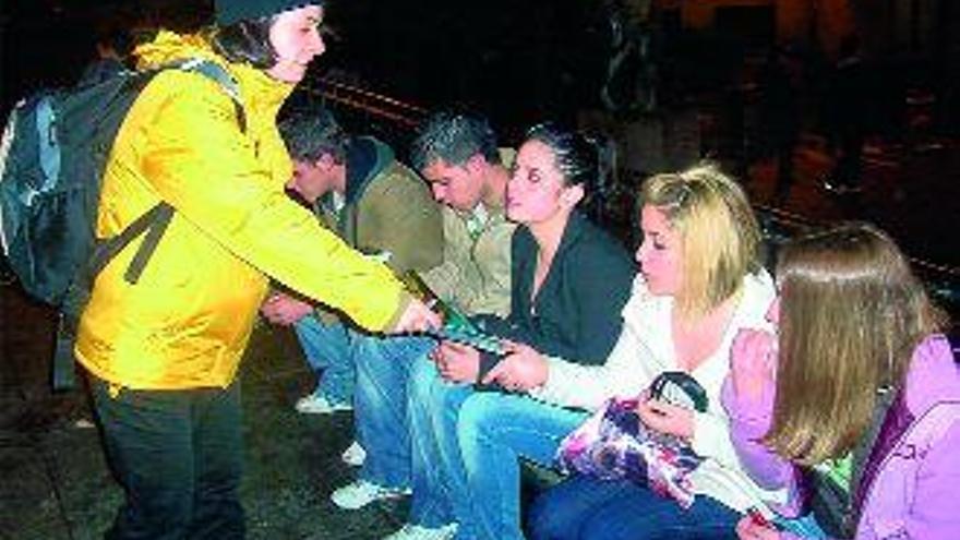 Campaña de promoción del Moucho Bus entre los jóvenes en horario nocturno. / iñaki osorio
