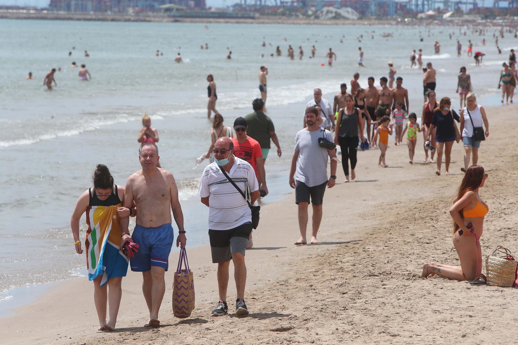 Los valencianos se adelantan al verano pese a las nubes