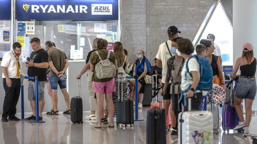 El Govern multa a Ryanair con 72.000 euros por no compensar los daños en tres maletas