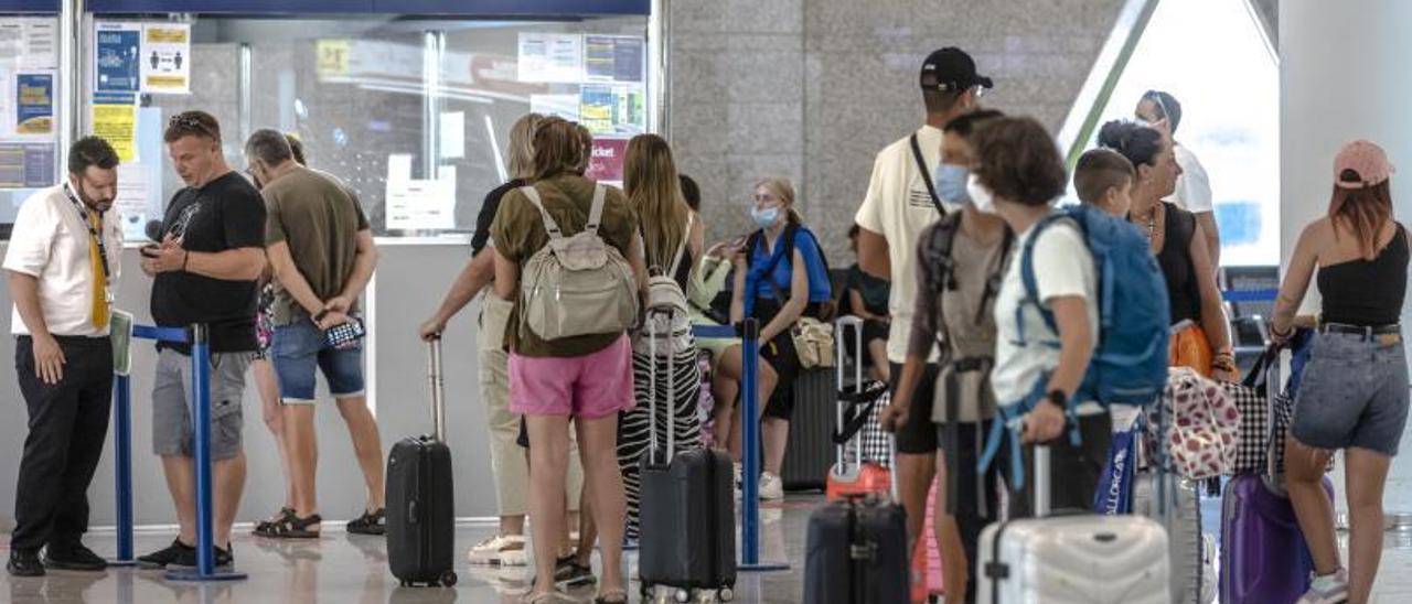 Imagen de uno de los mostradores de Ryanair en Son Sant Joan.