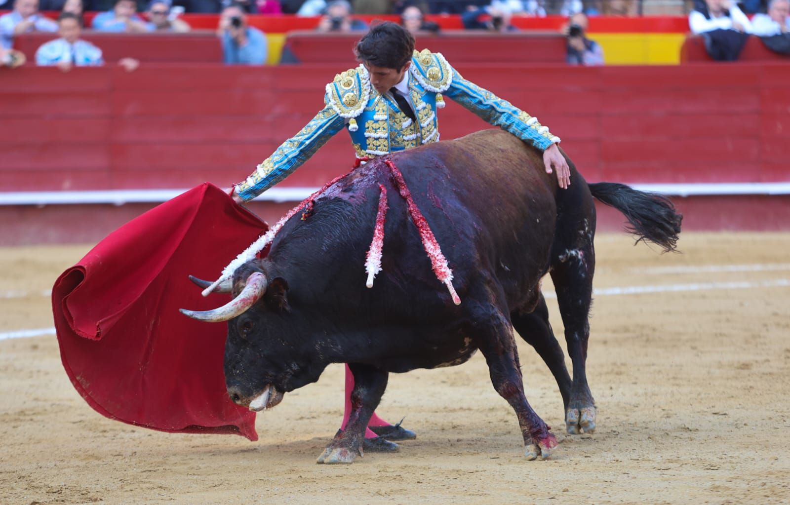 Vicente, Carmen Lomana y Enrique Ponce en la corrida de toros del 16 de marzo en València
