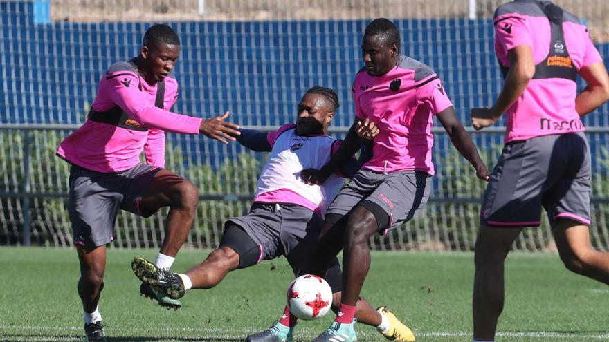 Lerma, a la izquierda, durante un entrenamiento del Levante.