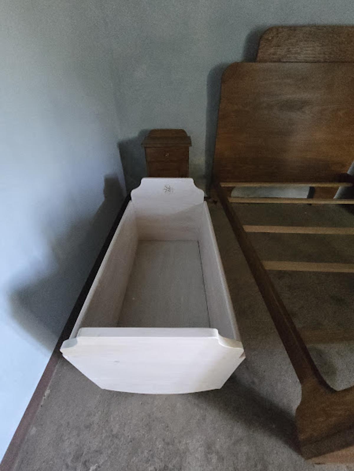 En la vivienda que hacía de escuela había cama y cuna.