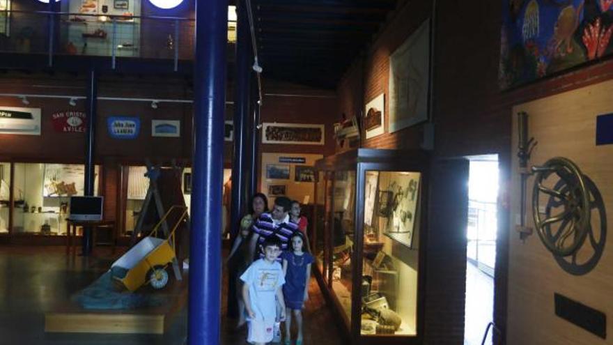 Visitantes en el Museo Marítimo de Asturias, en Luanco.