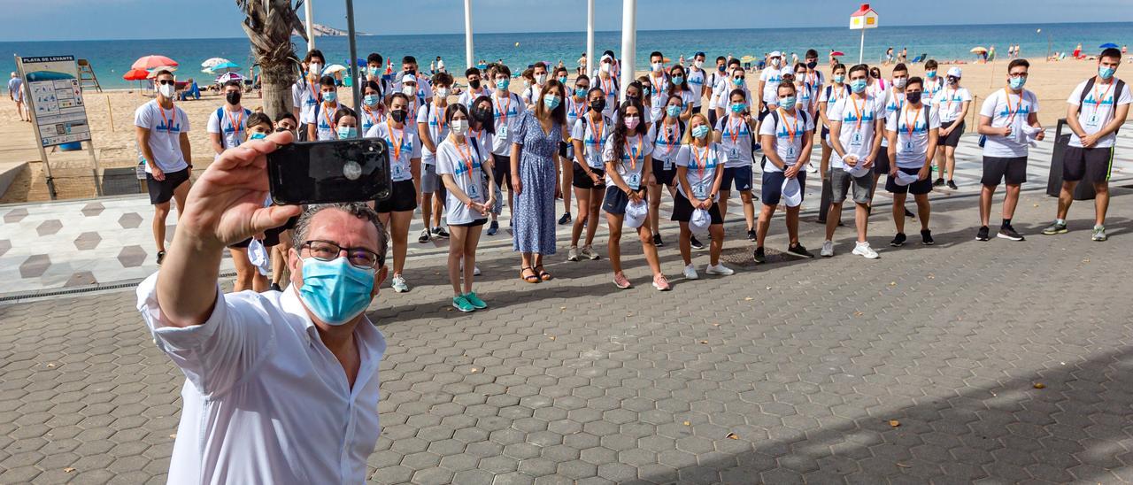 La contratación de 58 jóvenes como auxiliares de playa es el último plan de empleo puesto en marcha este verano conjuntamente por Ayuntamiento y Generalitat.