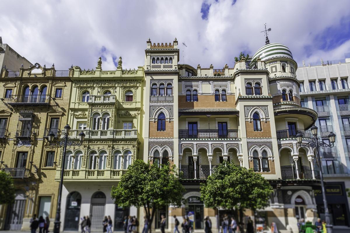El hotel está justo enfrente del ayuntamiento y al lado de la catedral.