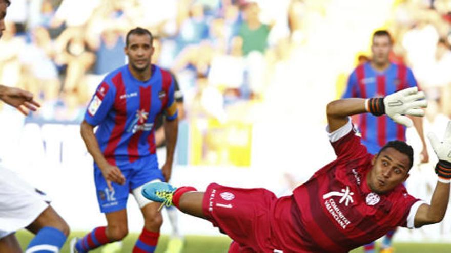 Prieto (con el balón ante el portero del Levante