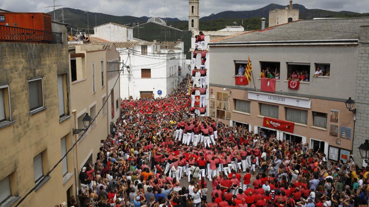 El 'tres de nou amb folre' levantado por la Colla Vella dels Xiquets de Valls, el pasado 15 de agosto en La Bisbal del Penedès.