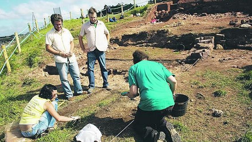 Desde la izquierda, Iván Muñiz y Alejandro García, durante la pasada campaña en las excavaciones del Peñón.