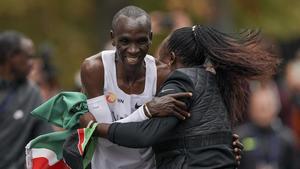 Eliud Kipchoge celebra con su mujer, Grace Sugutt, el récord alcanzado en Viena.