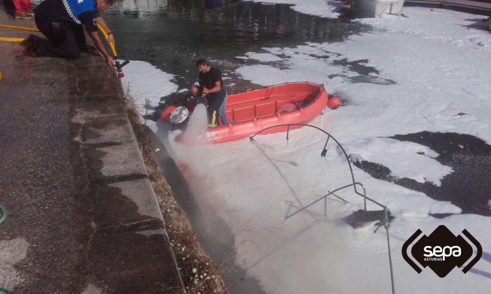 Dos heridos al explotar una lancha en el puerto de Llanes