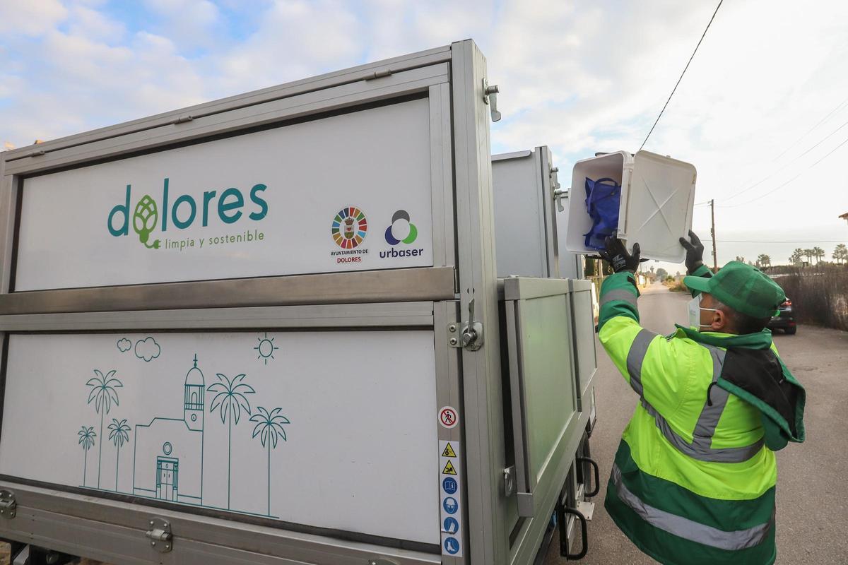 Recogida puerta a puerta en la huerta de Dolores, que se inició en enero en 2022