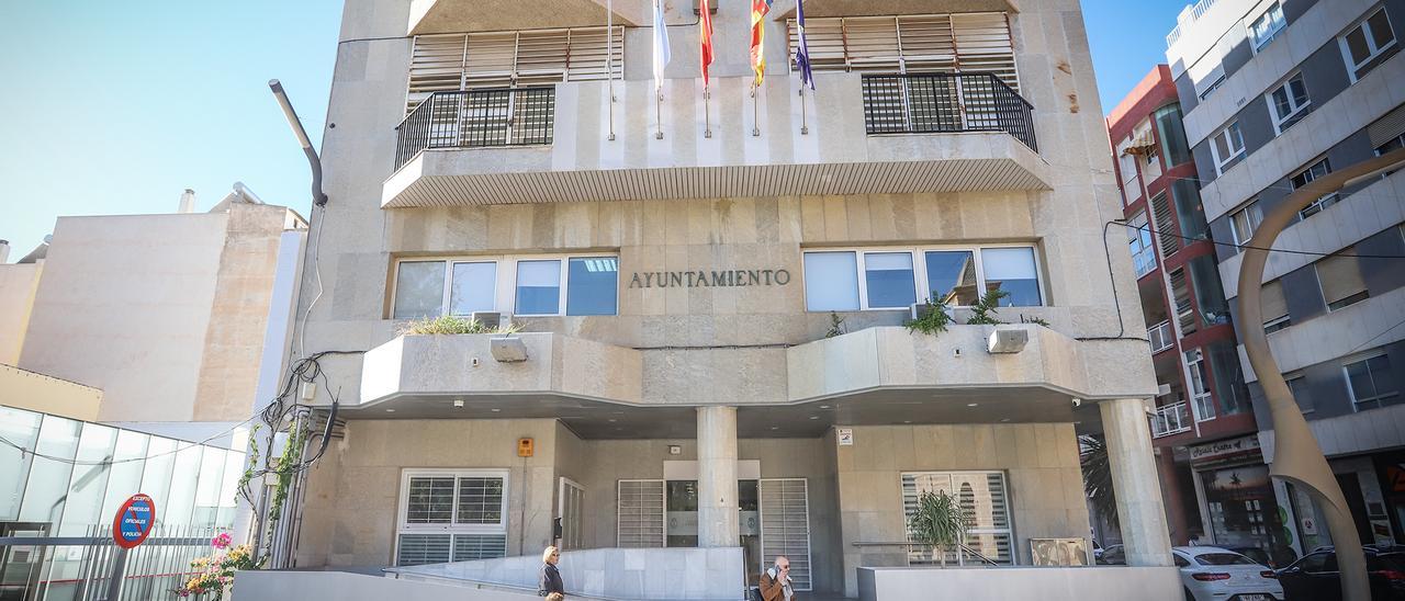 Imagen del acceso al principal edificio del Ayuntamiento de Torrevieja