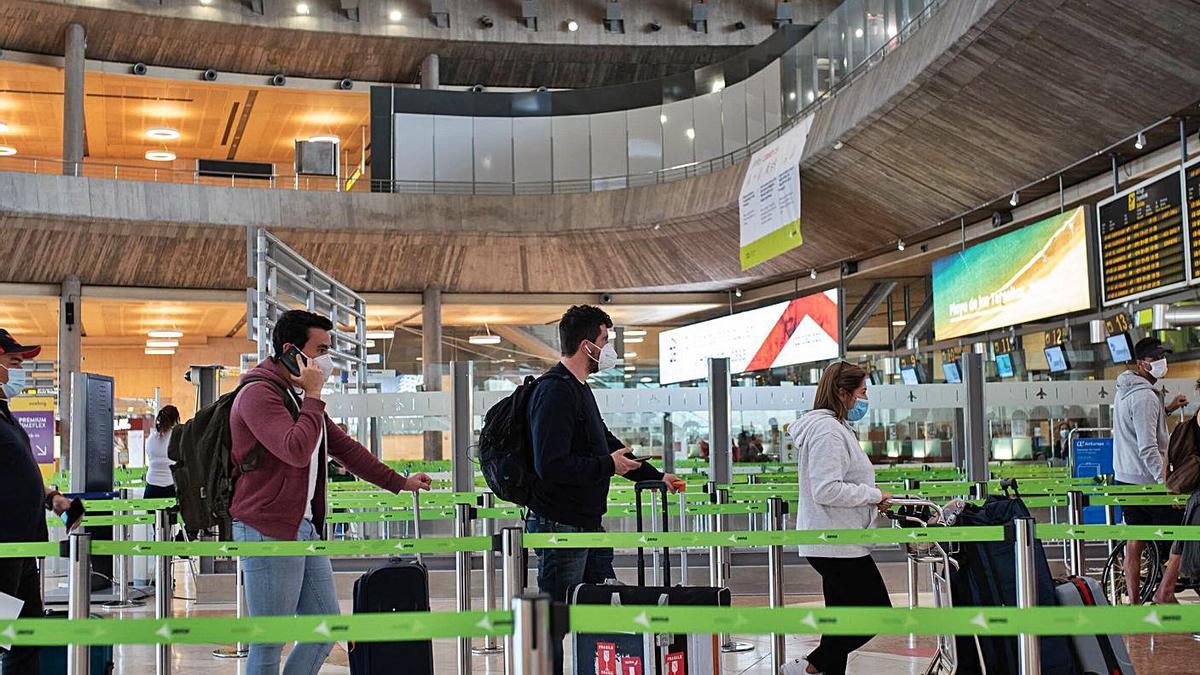 Pasajeros accediendo al embarque en el aeropuerto de Los Rodeos.