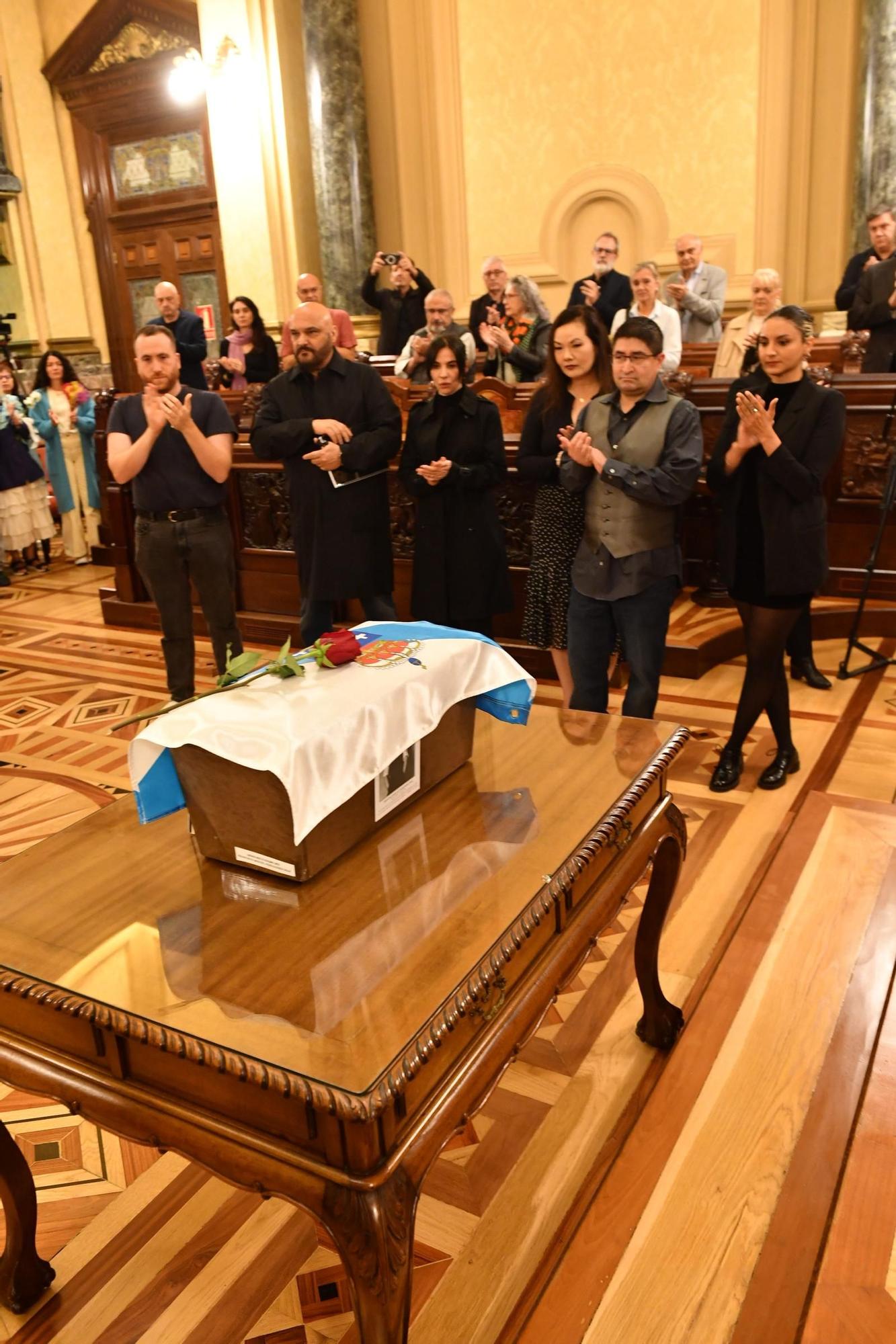 Recepción e enterro dos restos do pintor Francisco Miguel