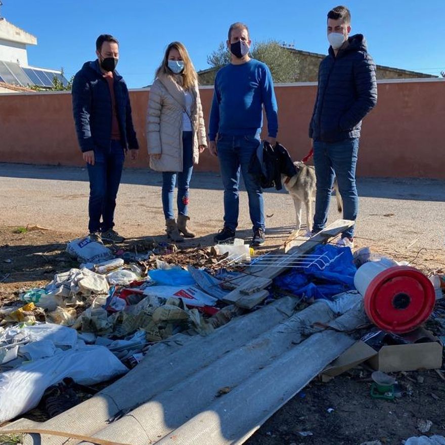 Imagen del pasado mes de febrero cuando el PP y los vecinos denunciaron la existencia del vertido que se quemó anoche.