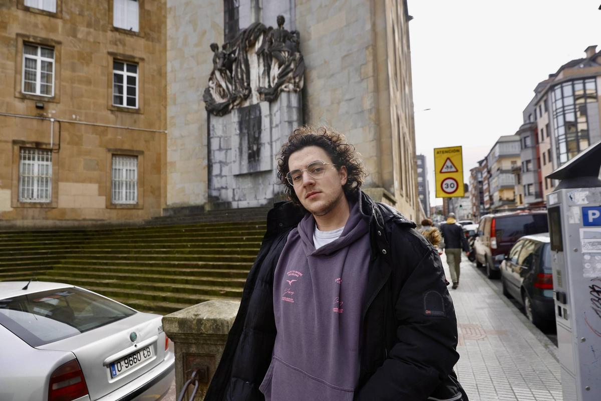 La polémica por el "Héroes del Simancas" de Gijón también está en la calle: partidarios y detractores entre quienes la ven a diario (en imágenes)