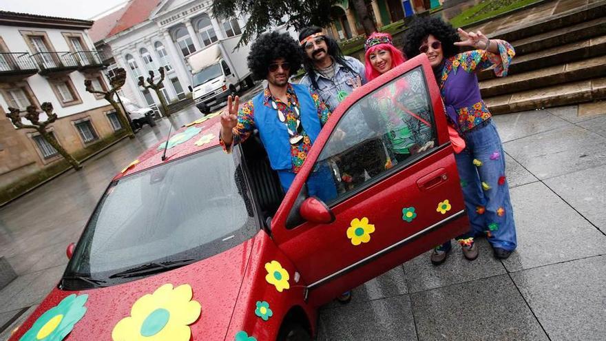 Horario Fonseca, Iván Lozano, Ana Iglesias y María Toro, de hippies.