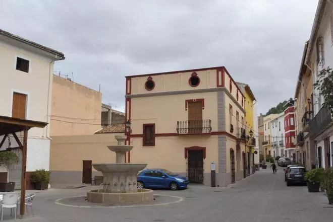 Medida histórica en Villalonga: Prohíbe aparcar en el casco antiguo para proteger su patrimonio