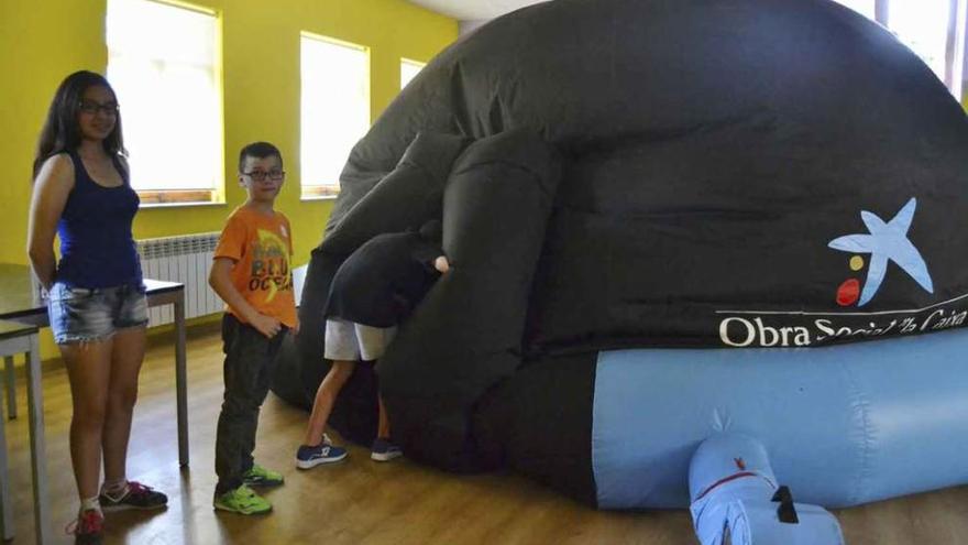 Menores accediendo al planetario, que está instalado en el Punto Joven.