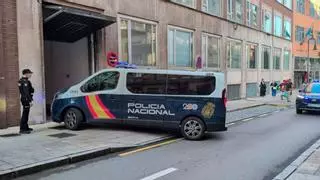 Tres de los siete detenidos en la trama de tráfico de sustancias y blanqueo de capitales en Asturias, dos de ellos policías, ingresan en prisión sin fianza