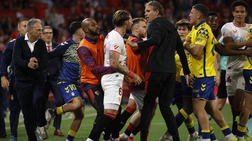 Descenso virtual &#039;low cost&#039;: la UD Las Palmas deja de latir en el infierno del Pizjuán y se va a Segunda (1-0)