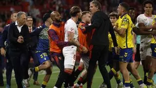 Descenso virtual 'low cost': la UD Las Palmas deja de latir en el infierno del Pizjuán y se va a Segunda (1-0)