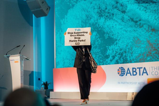 Así han protestado los animalistas en la convención turística de Magaluf contra el responsable de TUI