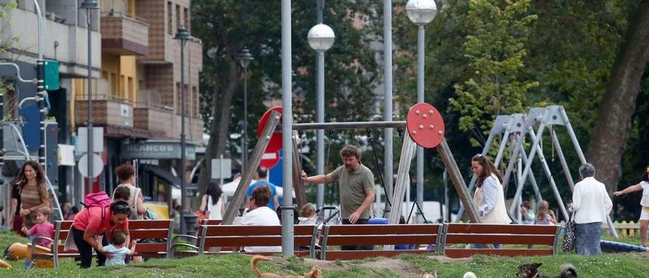 Tres perros en la pista de La Exposición.