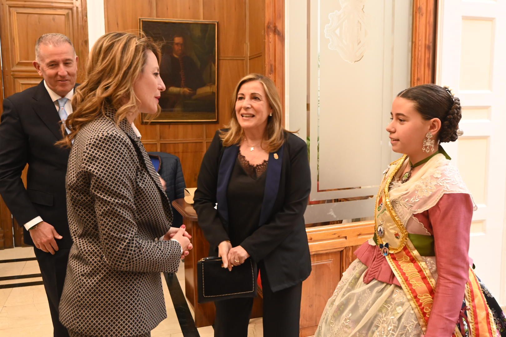 Galería de imágenes: Recepción de las reinas de los pueblos en el Ayuntamiento de Castelló