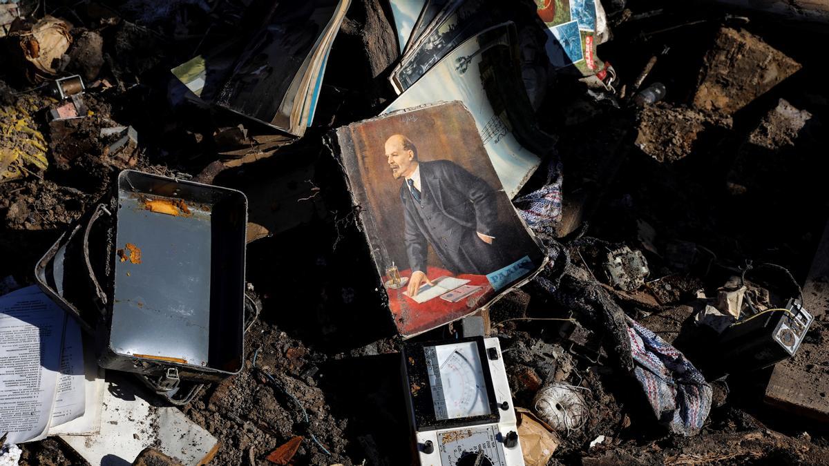 Un libro con la imagen de Vladimir Lenin entre los escombros de los edificios dañados por los bombardeos mientras continúa el ataque de Rusia contra Ucrania, Kiev (Kiev), Ucrania, 18 de marzo de 2022