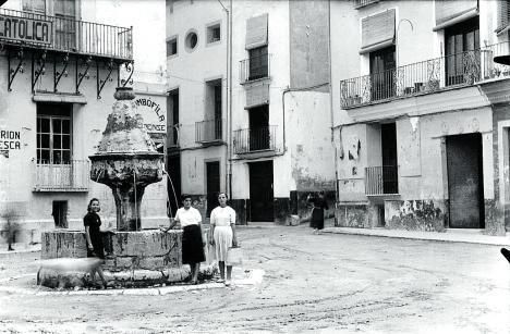 Vecinas de Xàtiva ante la Font Reial de la Trinitat, en la plaza del mismo nombre,en una antigua fotografía. | ARCHIVO MUNICIPAL DE XÀTIVA