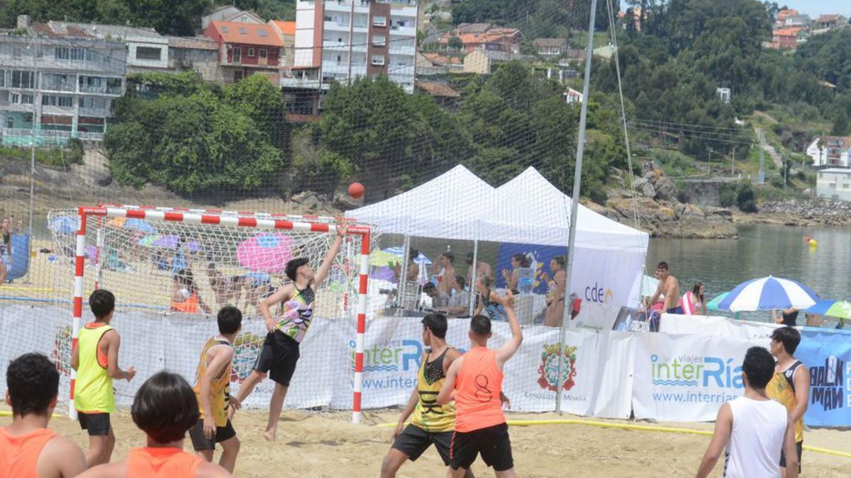 Uno de los partidos disputados ayer en Banda do Río. |  // G.NÚÑEZ