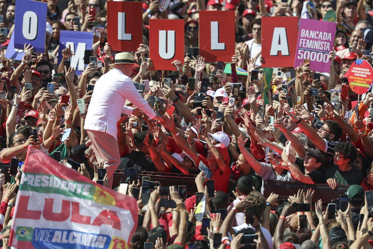 AME9673. SÃO BERNARDO DO CAMPO (BRASIL), 16/08/2026.- El presidente de Brasil, Luiz Inácio Lula da Silva, saluda a su llegada al lanzamiento de campaña para su reelección, con el foco puesto en el combate a la violencia de género y al crimen organizado y la promesa de continuar con los programas sociales, este domingo, en el Estadio Primero de Mayo en São Bernardo do Campo (Brasil) EFE/ Sebastiao Moreira