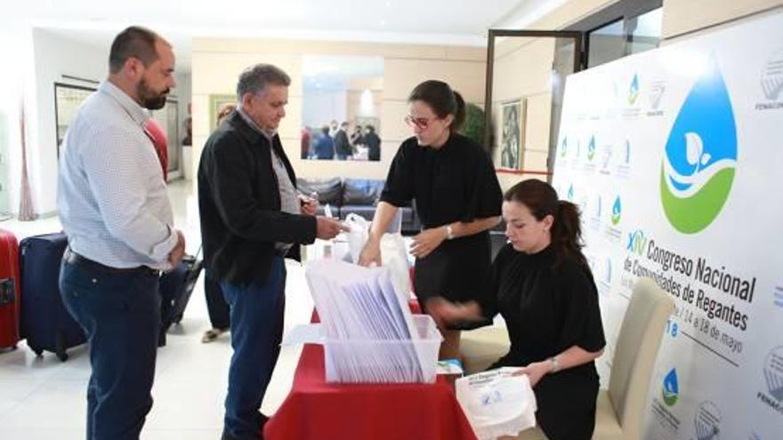 Los participantes en el congreso comenzaron a llegar ayer al Auditorio para acreditarse.