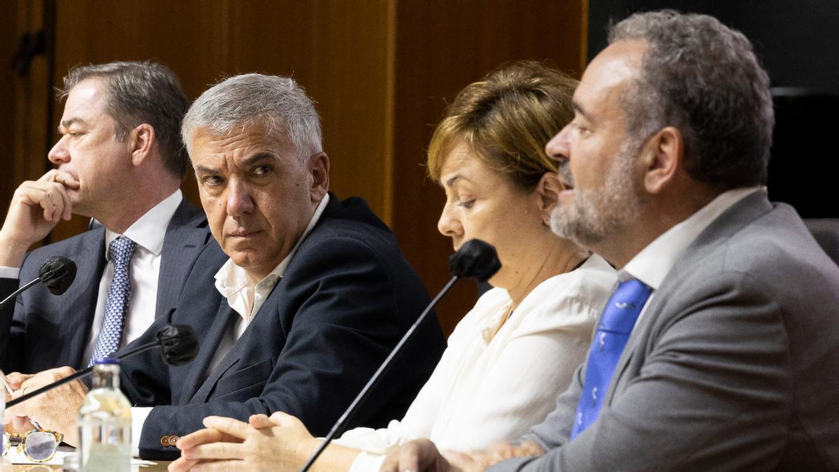De izquierda a derecha, Christoph Kiessling, Lluis Serra, Rosa Aguilar y Javier Almunia, en el Auditorio de la ULPGC.