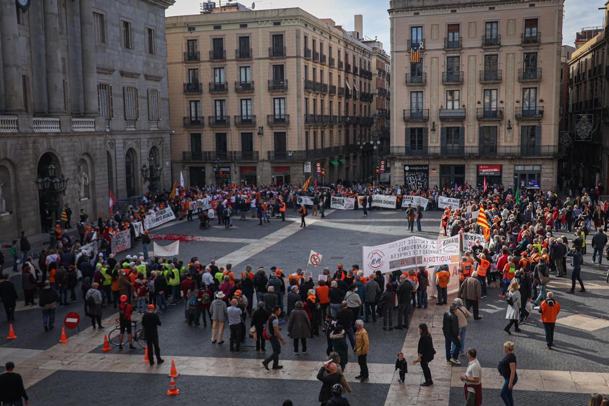 Los pensionistas, a su llegada a la plaza de Sant Jaume.