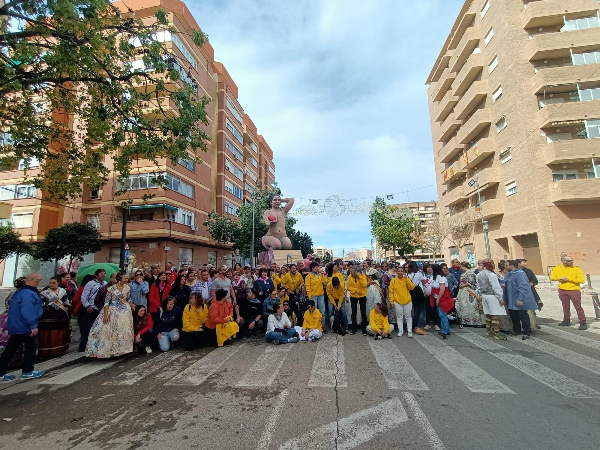 La falla García Lorca-Olta homenajea a los enfermos de cáncer