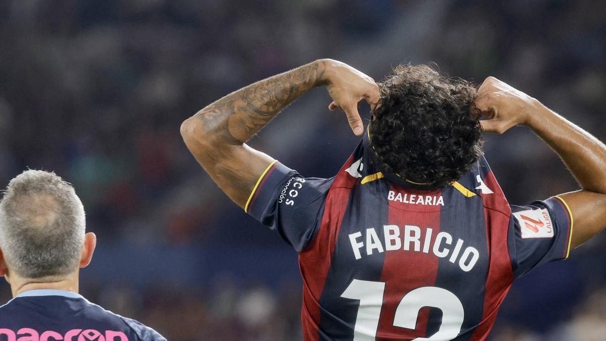 Fabrício se lamenta tras salir tocado del partido ante el Racing de Ferrol.