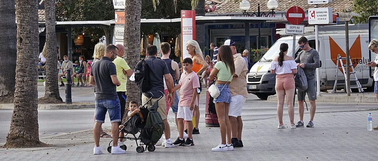 Pasajeros esperando en una parada de bus de Santa Ponça, ayer por la mañana.