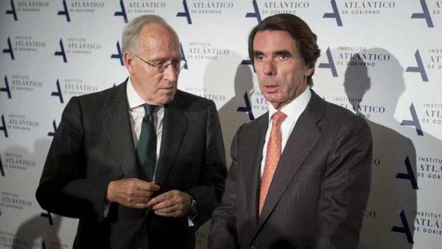 Manuel Pizarro y José María Aznar, ayer, en el Instituto Atlántico de Gobierno. // Efe