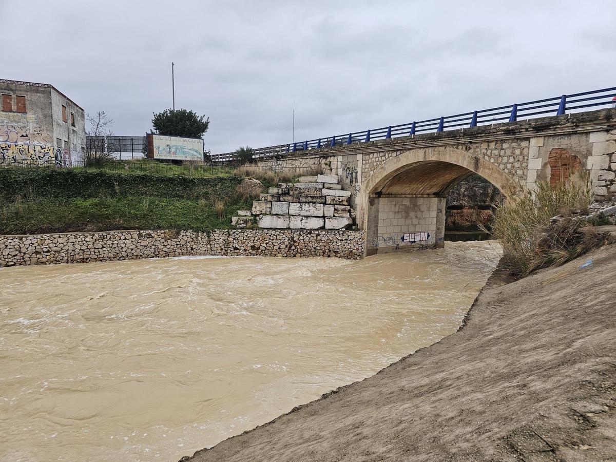 El río Servol a su paso por Vinaròs en un episodio de fuertes lluvias.