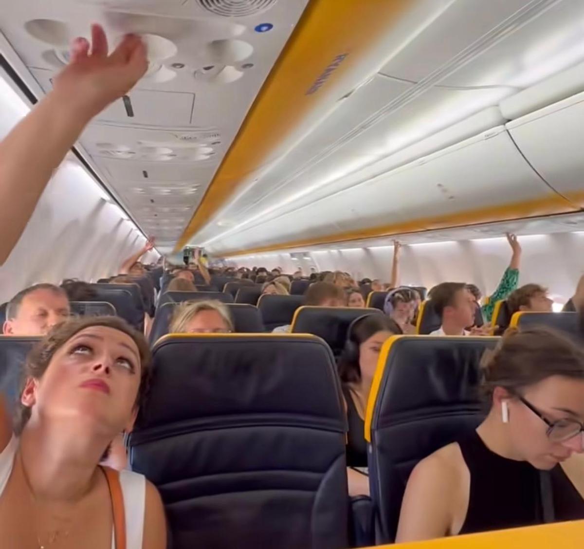 Los pasajeros, tratando de encender el aire acondicionado en el avión.