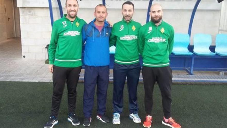 El presidente del CD Enguera con el cuerpo técnico del equipo.